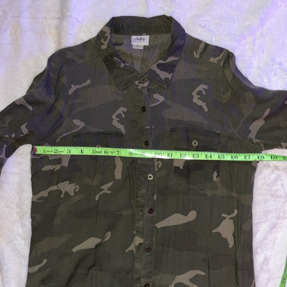 Daytrip Camouflage button down top. -Medium - Picture 6 of 8